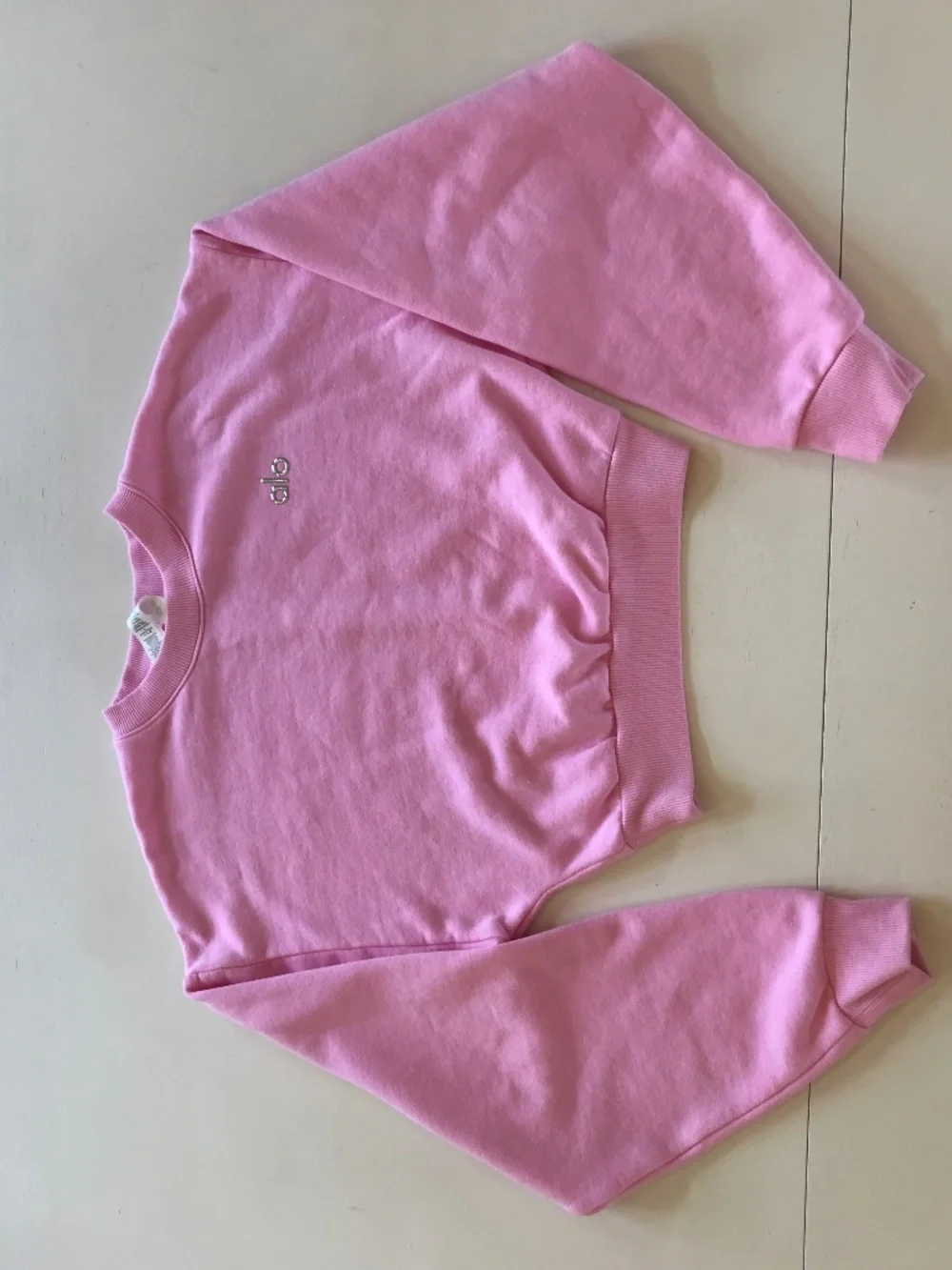 ALO SWEET PINK CROPPED ACCOLADE CREWNECK SWEATSHIRT